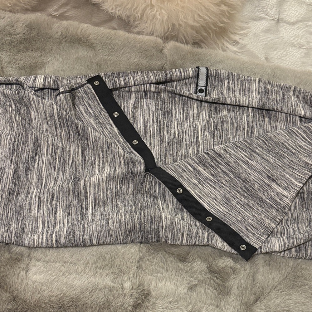 Lulu lemon vinyasa Gray & black space dye scarf Button-Trim